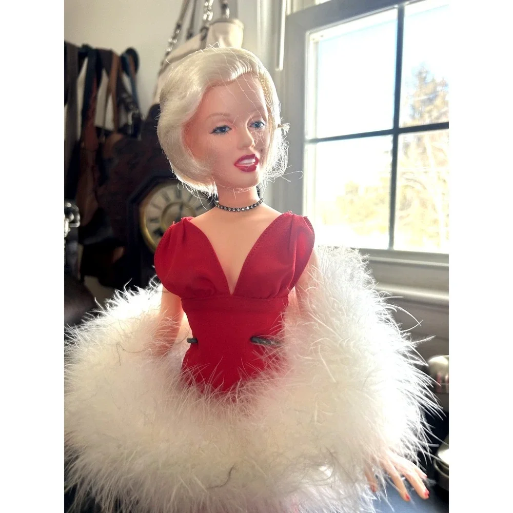 Vintage 1983 Marilyn Monroe World Doll 18" w/ Stand, Tags, and COA EUC Beautiful - Picture 2 of 6